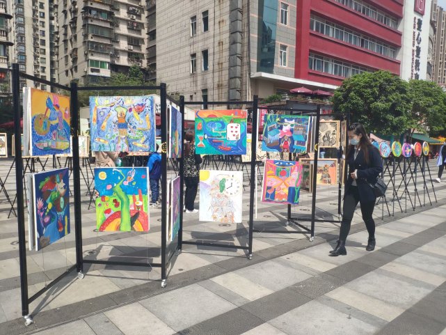 瞳画视界重庆街头现少儿画展独特的儿童视角