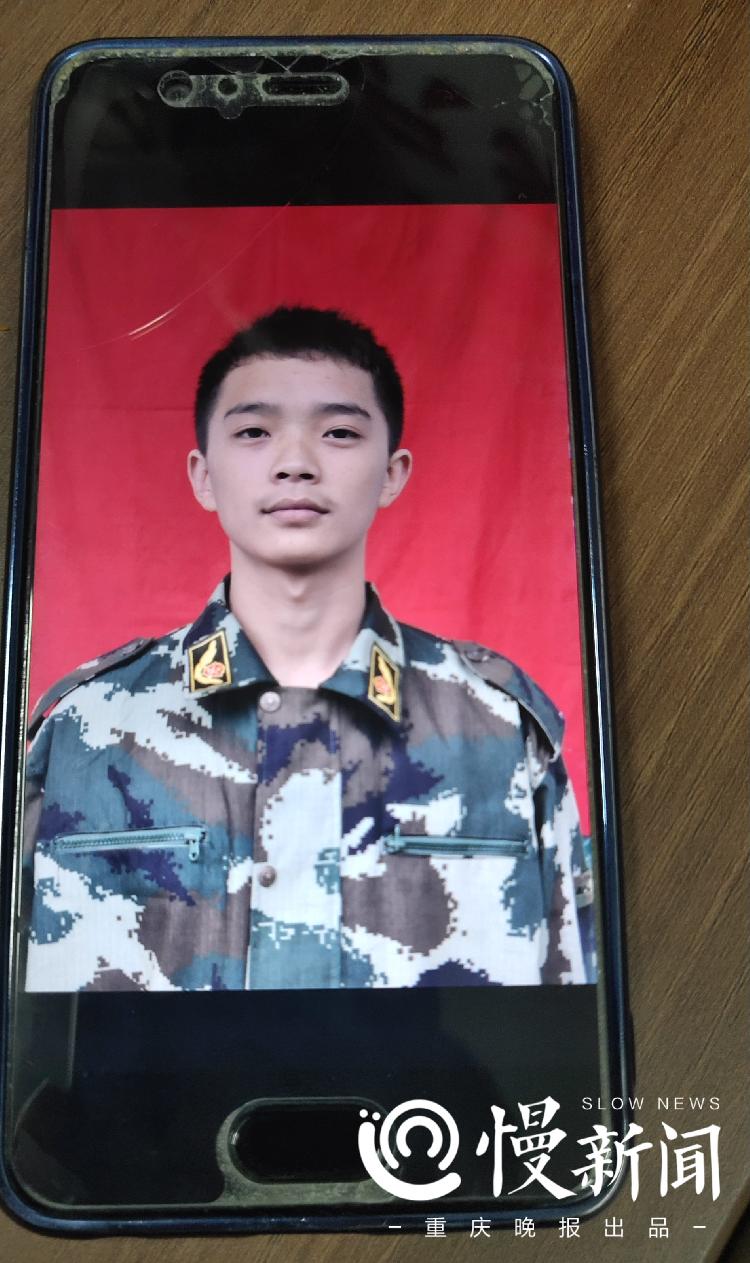 慢新闻专访英雄程方伟的老师同学:小个子班长想在部队多干几年
