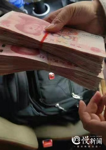暖新闻70岁美籍华人把大额现金遗忘在车上接下来的事在深秋时节特别