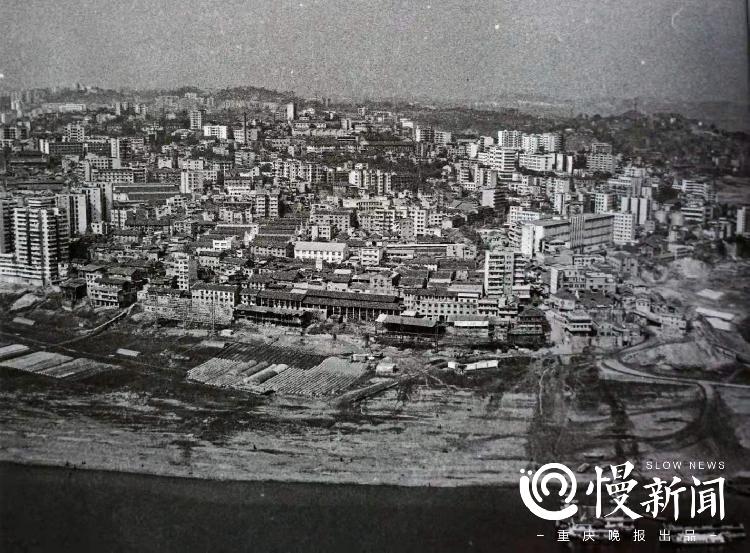 江北老城曾经的街巷和巷子里重庆市民的生活,黑白照片的历史旧影勾起