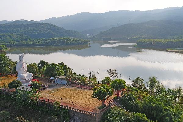 " 建设中的重庆莲花湖国际旅游度假区,含有3大板块: 莲花湖风景区