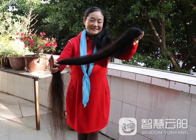 最近,丈夫在家用卷尺测量了程世琼的长发,有2.4米长.
