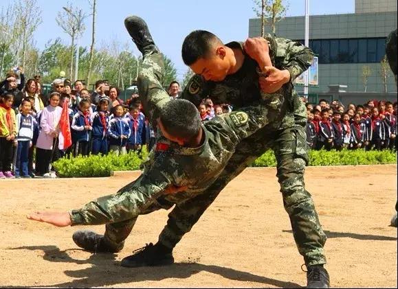 感受部队生活领略军人风采百余名师生走进武警潍坊支队军营