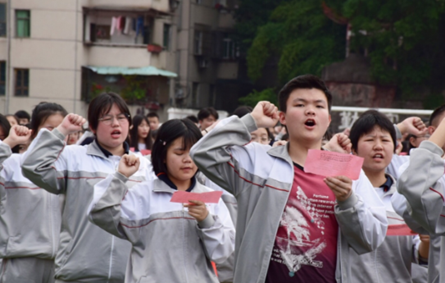 湖南省永兴一中高三学生高举"五四"旗帜迈过"成人门"