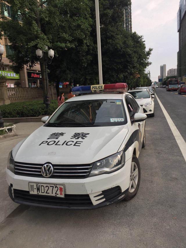 警车违停,罚单照开:给成都龙泉驿交警点个赞
