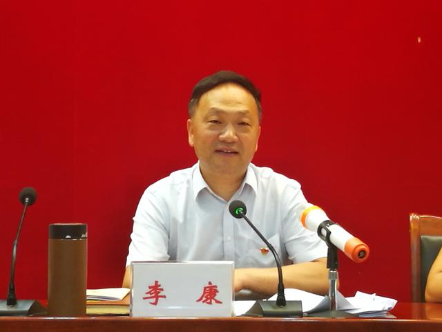 中共高县县委书记李康向政协委员作精彩讲话(王宗强 摄)持之以恒,久久