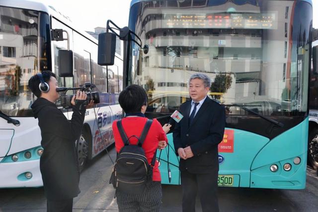 深圳市河南驻马店商会为"深圳最美公交司机"王付山献爱心送温暖