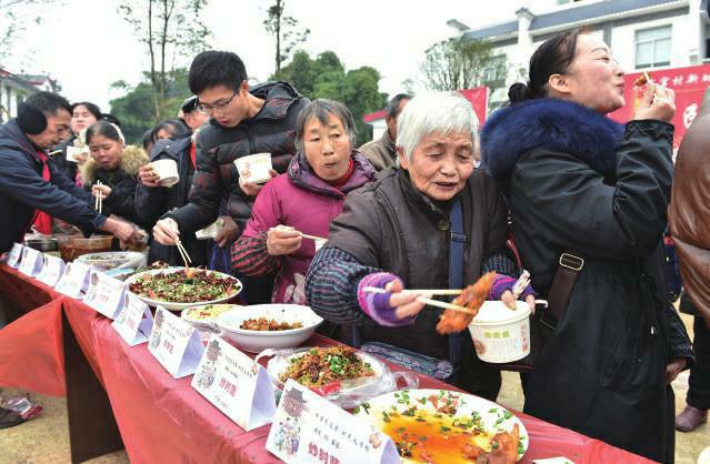 500人围成矩阵,200道自助菜品,重庆真武宫村举办邻里百家宴