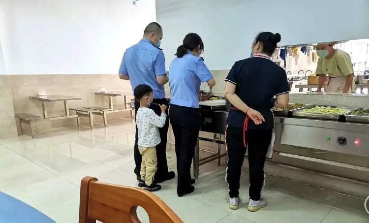 民警带着小豪到食堂吃饭