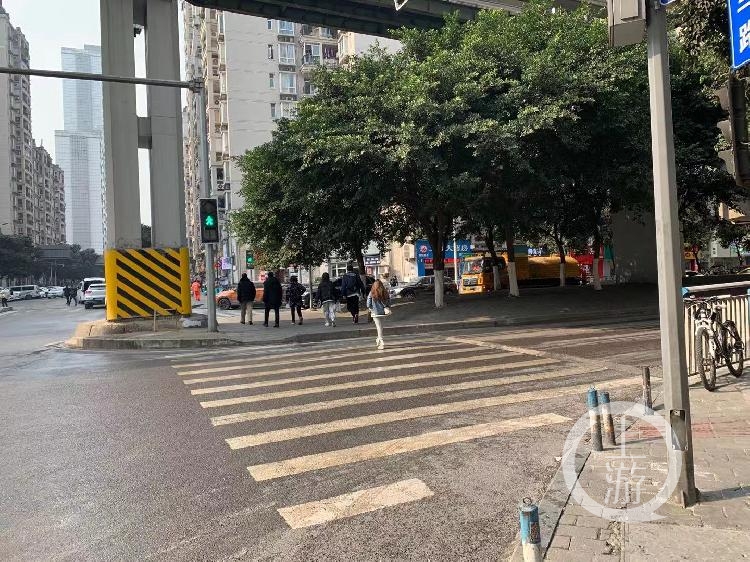 追踪上游新闻关注的树兰路十字路口红绿灯现已部分复工