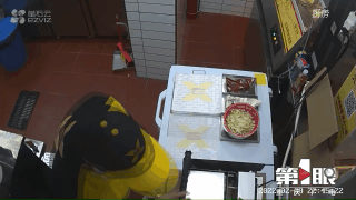 一连锁店后厨被曝光食品摆一地随便踩徒手制作汉堡
