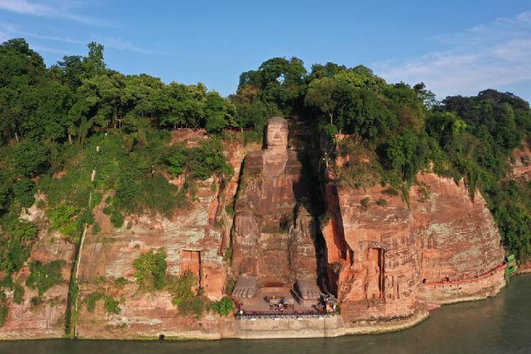 太火爆了,游山人数达限额!乐山大佛景区暂停售票建议游客游江观佛