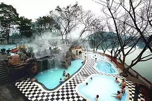 春游川渝|降温的春日周末,市民扎堆泡温泉