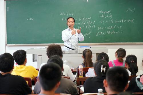 重庆三峡学院数学与统计学院王绍恒老师在给学生上课