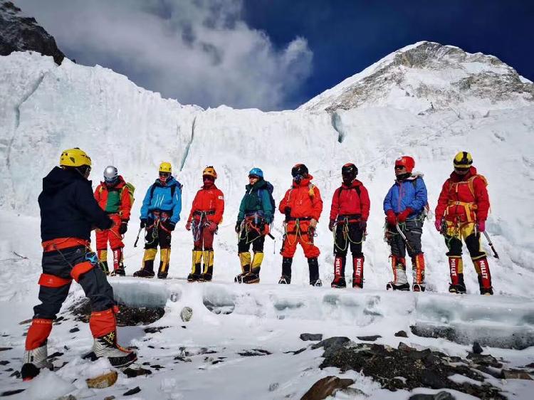 重磅重庆女子登珠峰第一人诞生41岁巴南登山爱好者何鸿鹄成功登顶