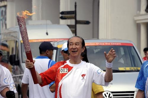 2008年5月3日,北京奥运圣火在澳门传递,当时何鸿燊作为第二棒从梁洪敏