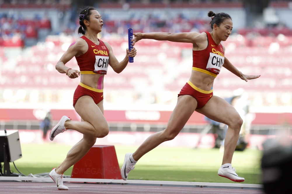 头顶丸子头脚踩风火轮,女子4×100米接力决赛中国队刷新奥运最佳战绩