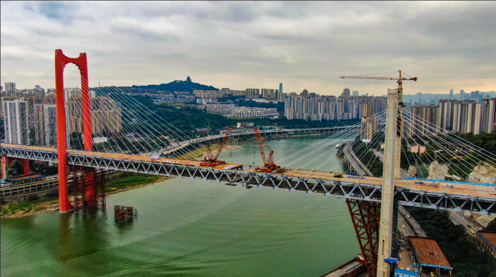 11月21日下午5时许 在重庆红岩村嘉陵江大桥施工现场 中国建筑6局