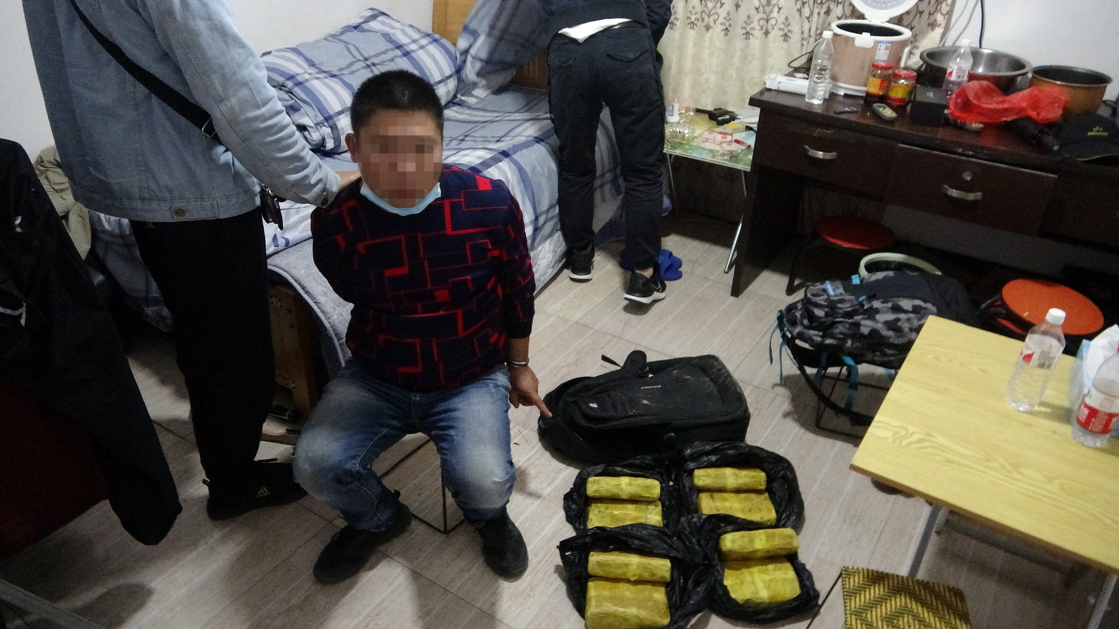 重庆巴南警方斩断一毒品贩运通道 抓获毒贩3人 缴获毒品11公斤