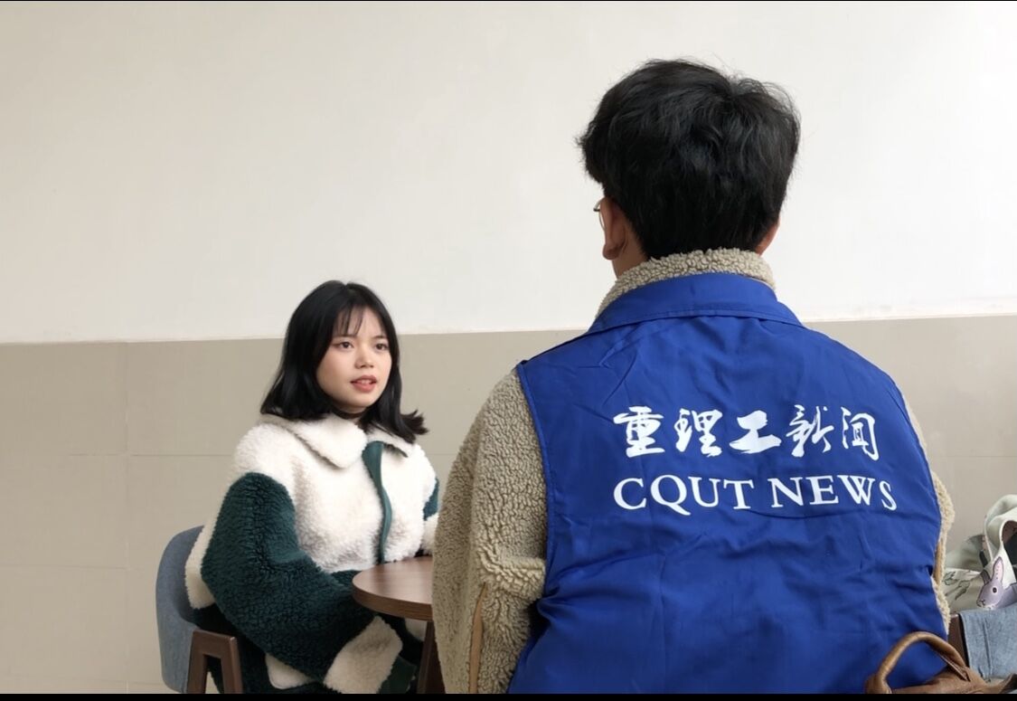 舒习瑶接受采访 重庆理工大学材料科学与工程学院 李皓杰 摄