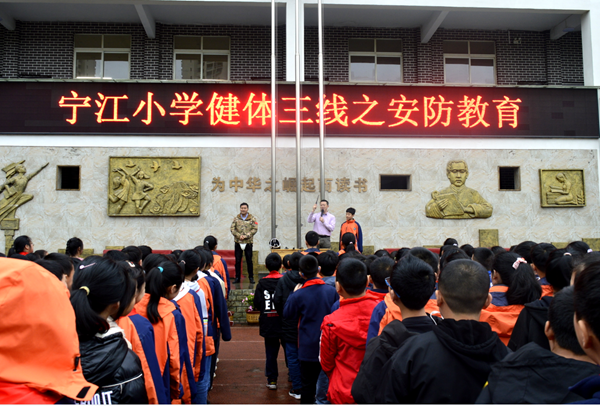 中国三线建设研究会副秘书长何民权走访南川区宁江小学