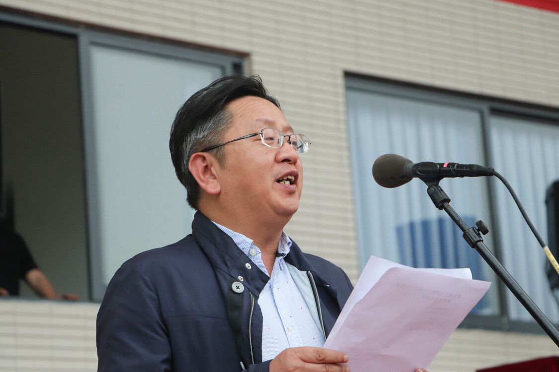 学校党委常委,党委办公室,校长办公室主任李永兵宣布本届运动会体育