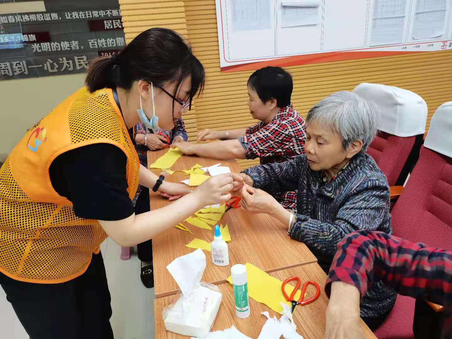 余松路社区养老服务站开展老年课堂之手工活动——"稻香麦穗"
