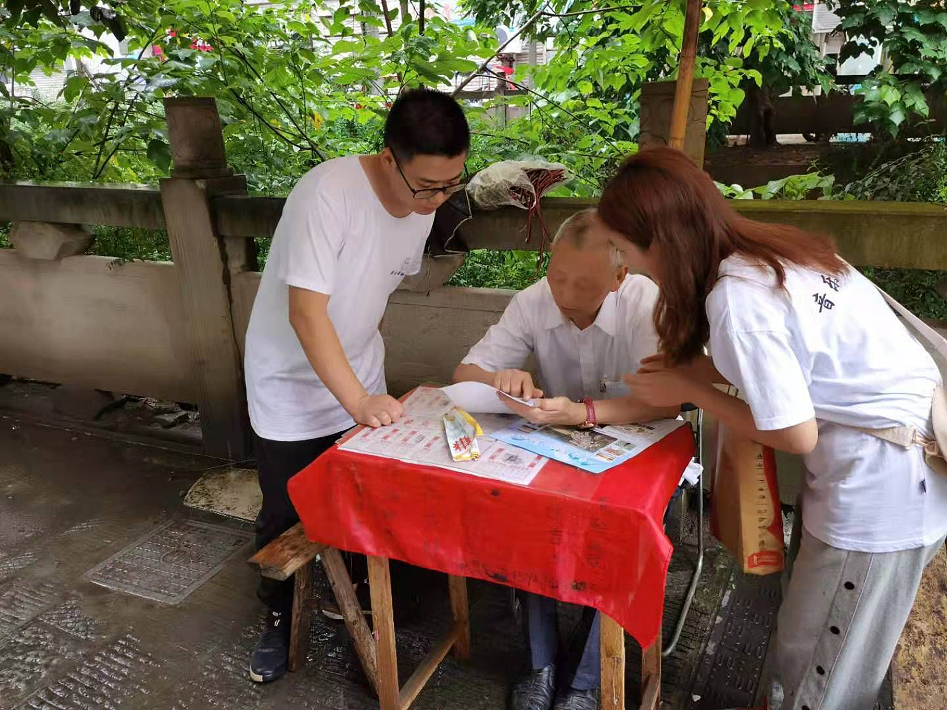 其余三队则负责在垫江不同的地方同时开展社会调研活动,街道,小区