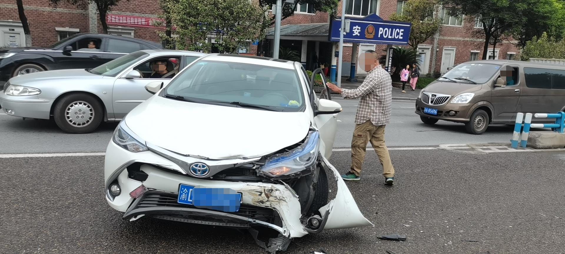 一辆白色小型轿车在火炬大道路口掉头时,与一辆直行的面包车发生碰撞