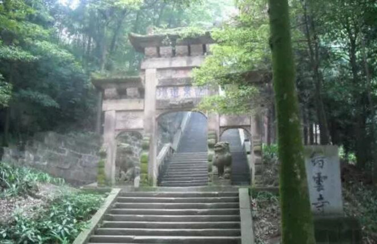 冬天最冷之时,山顶常会被积雪覆盖,缙云山除了有缙云山,白云观等古刹