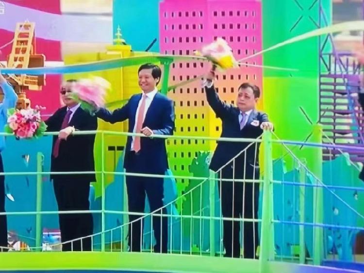 "改革开放"情境方队巡游 雷军,刘永好等企业家共登国庆彩车