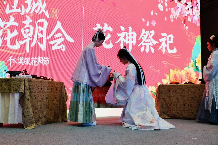 巡游完毕,花神们携全场来宾共同举行了一场"花神祭.