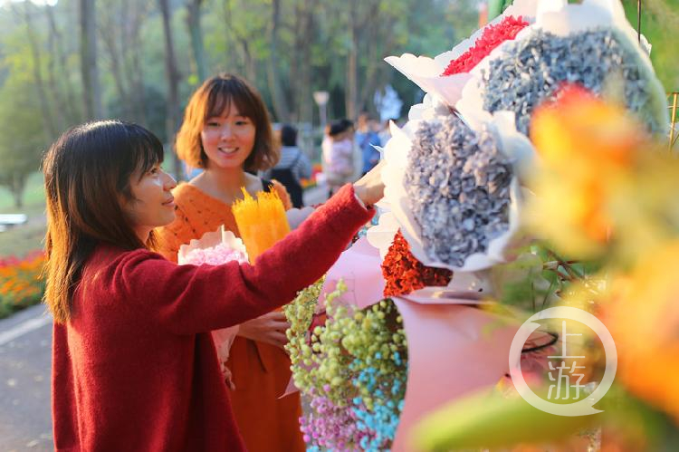 市民们在花享市集中挑选心仪的花卉商品 (1)_副本.jpg