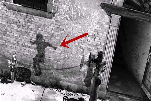 原子弹爆炸后,为何广岛的墙面上会出现斑驳的"人影"