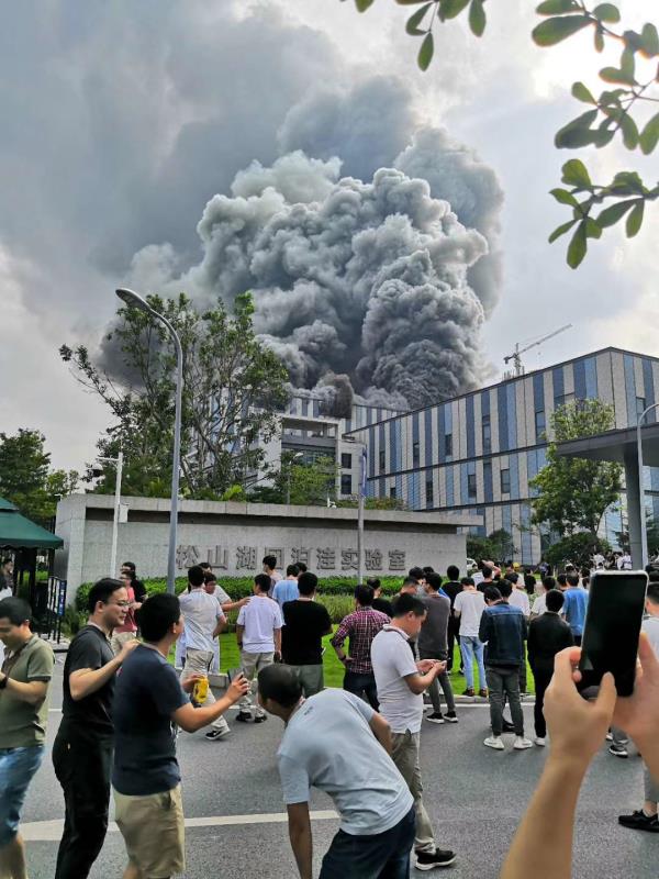 华为东莞在建工地起火续：消防搜索发现内有三物业员工死亡