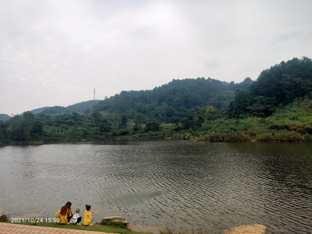 绿水青山引客来看璧山水天池旅游区绚丽的风光