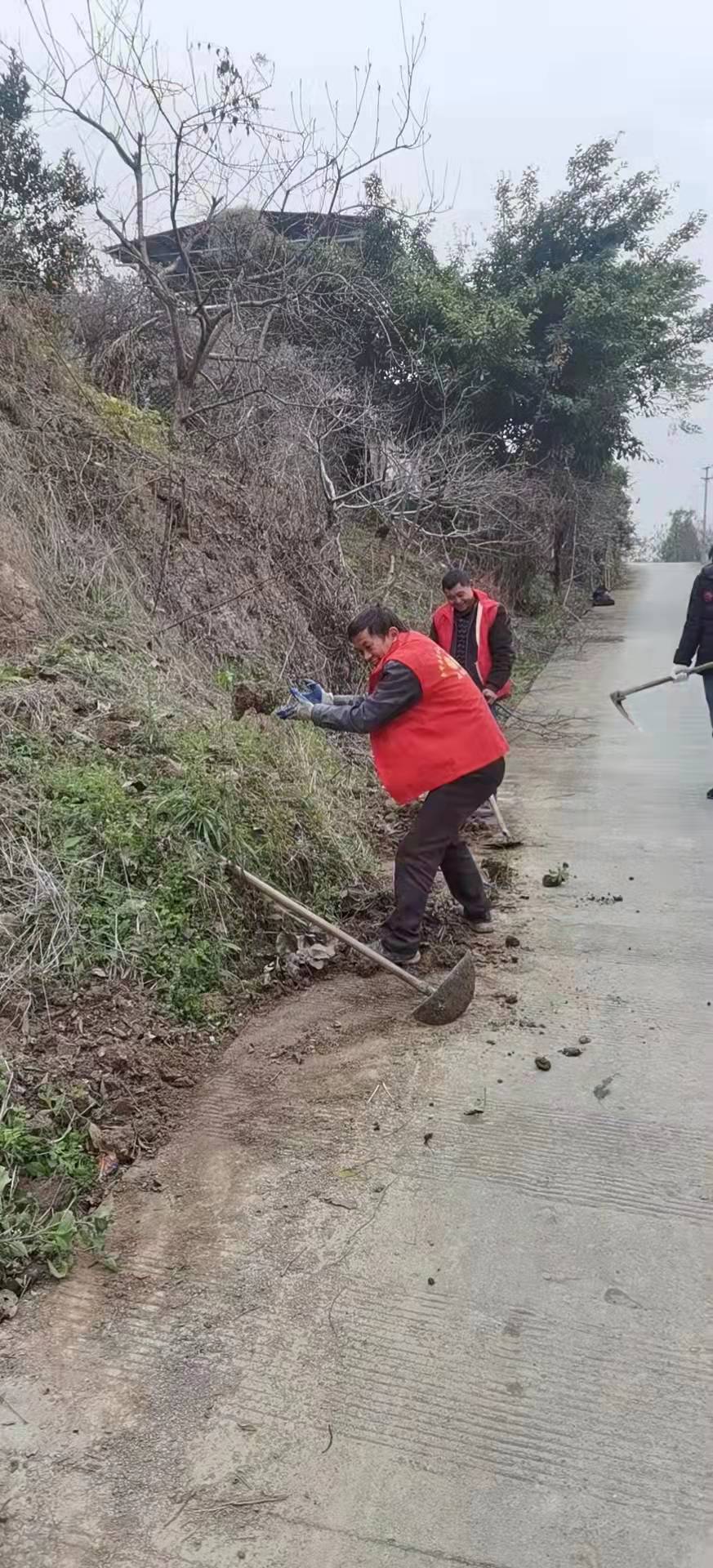 志愿者清扫道路美化乡村环境卫生