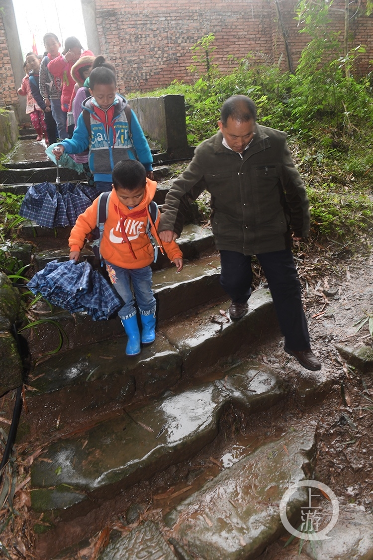 守望忠县美丽乡村教师谭定华一个人一所学校