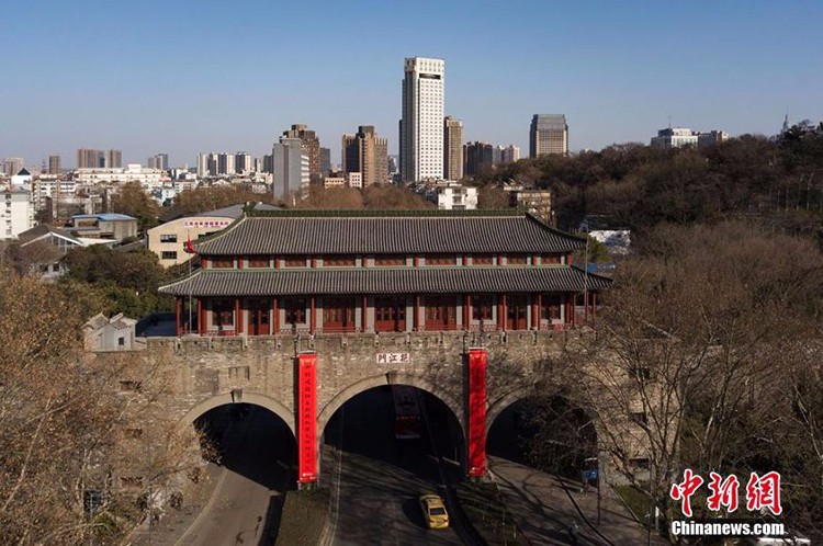航拍南京明城墙挂春联 山水城林添年味