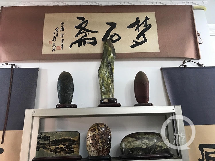 客厅成奇石馆 87岁吴孝文用石头讲述《将进酒》