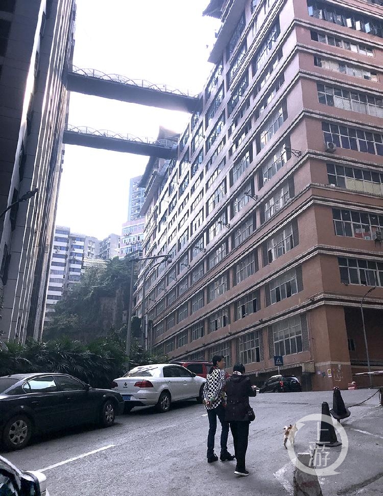 吊桥一头连着大楼的22层,一头连着魁星楼楼顶的城市休闲广场.