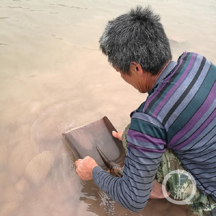 黄金的密度远大于沙石的密度,接近沙石密度的十倍,所以不容易被水冲走