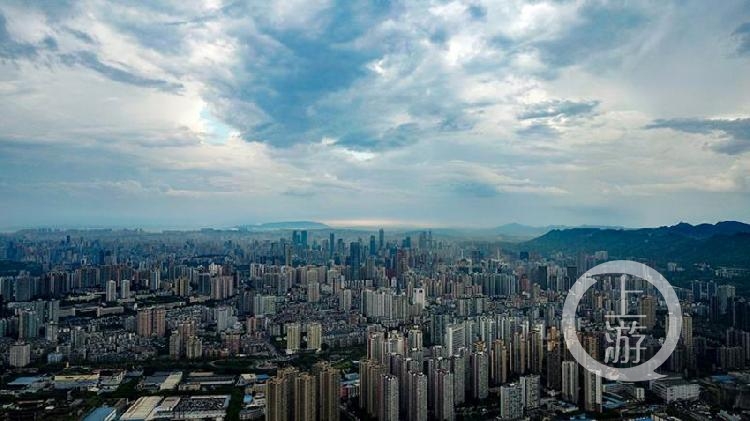 雨后的天空变得更加透彻,一望无际.