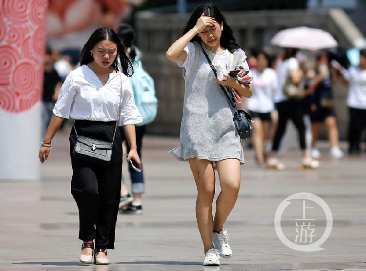 9月3日上午,江北区观音桥步行街,行人烈日下行走.