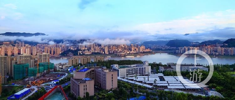 《新万州》组照7:2017年7月15日拍摄于万州区江南新区,图为万州雨后
