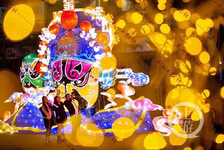 元旦假期,南川金佛山天星小镇,新年祈福灯会亮灯,万盏花灯齐放,点亮