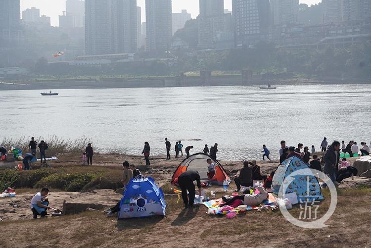 打卡新地标丨春季哑巴洞 车水马龙游人如织