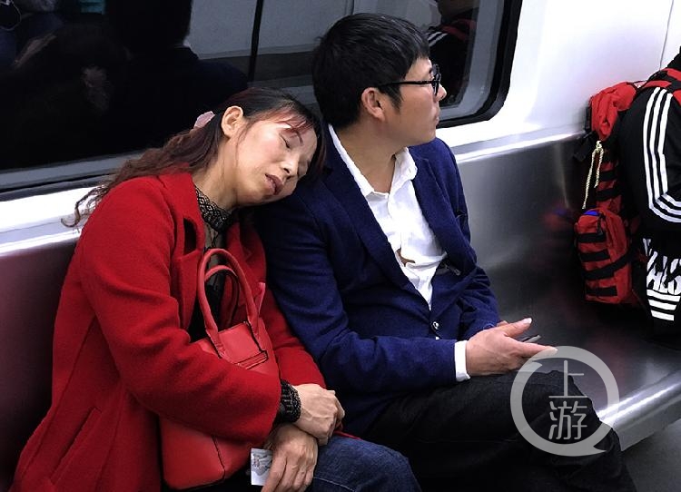 世界睡眠日来临街头实拍市民睡态祝大家好梦