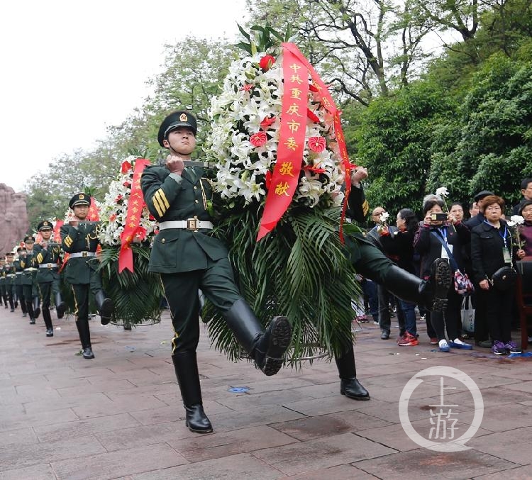 重庆社会各界歌乐山烈士陵园祭英烈