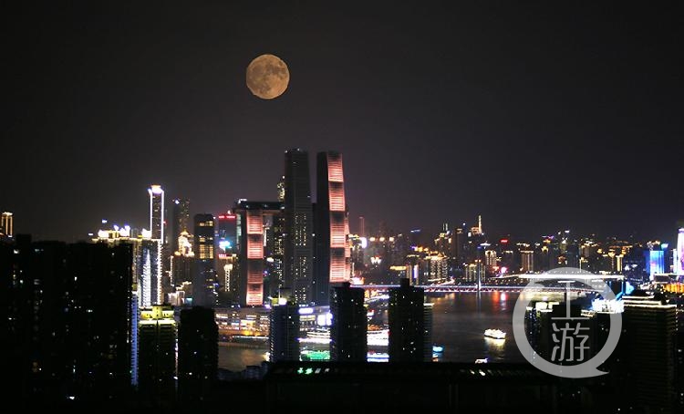 9月13日,渝中区,一轮圆月点亮夜空,照耀着摩登的城市.